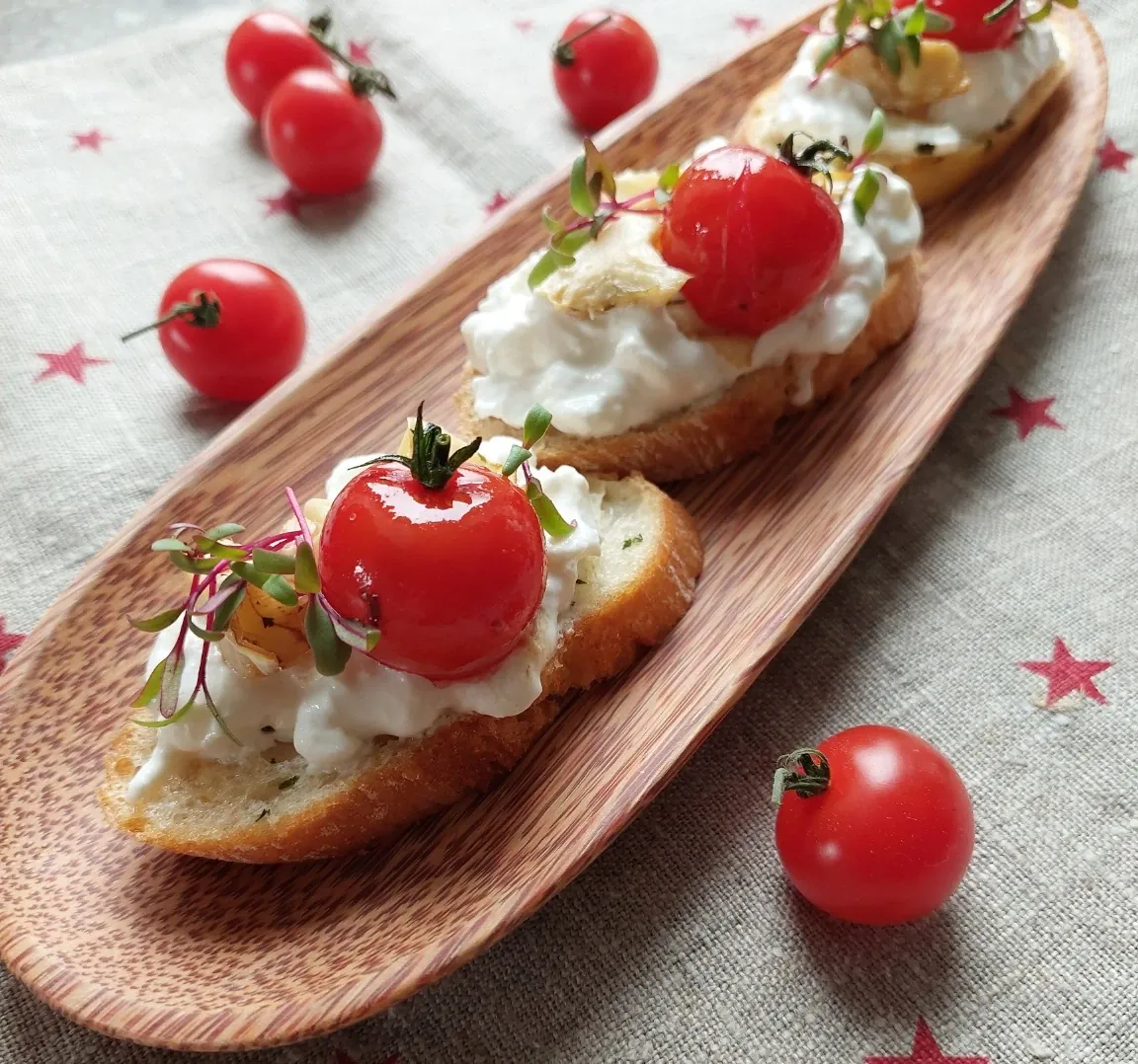 Brusketa su artišokais, burrata sūriu ir pomidorais