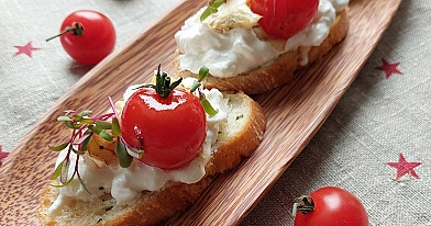 Brusketa su artišokais, burrata sūriu ir pomidorais