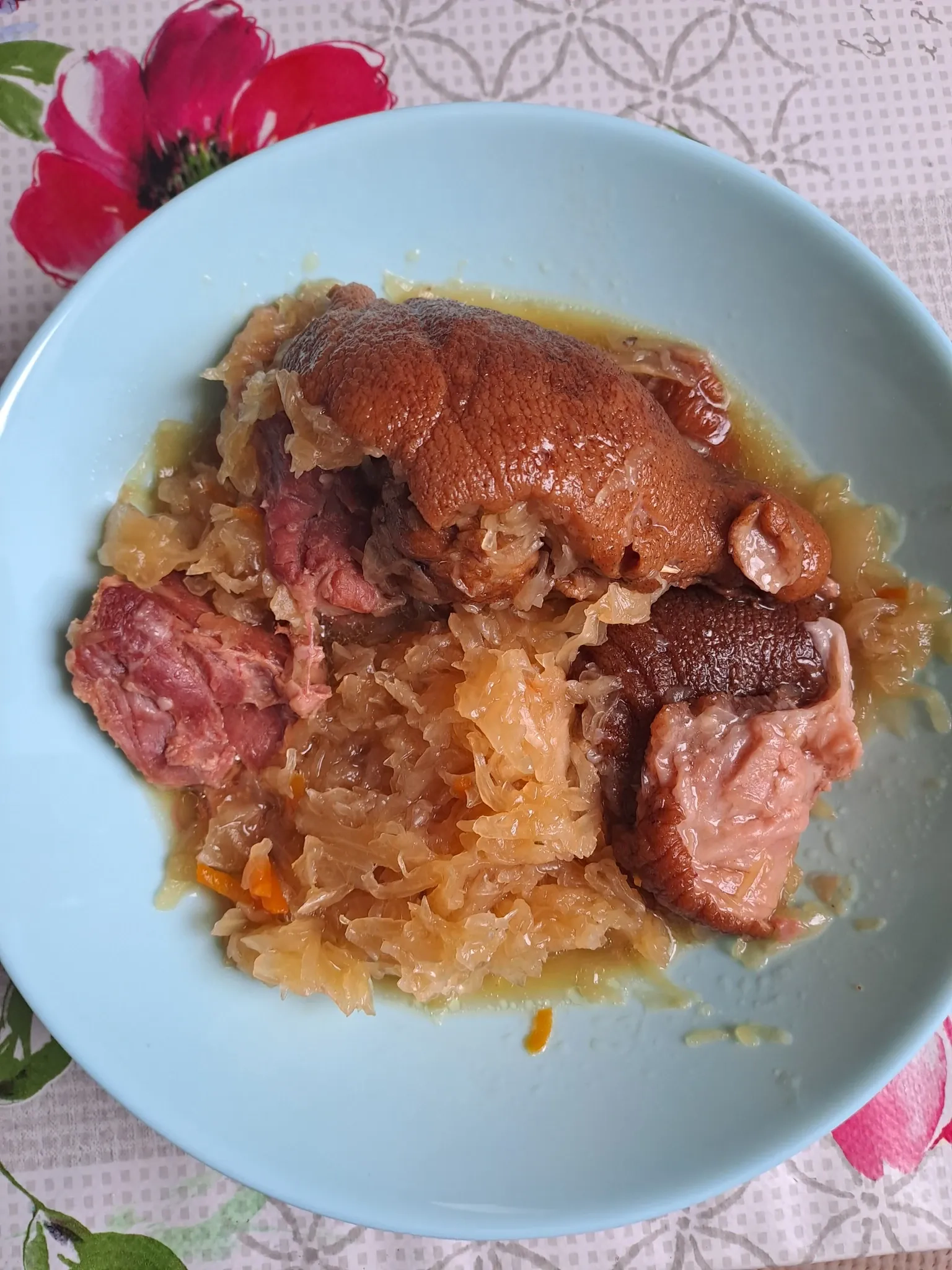 Troškinti rauginti kopūstai su rūkyta karka