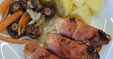 Mažųjų vištienos filė suktinukai, apvynioti šonine, karšto oro gruzdintuvėje