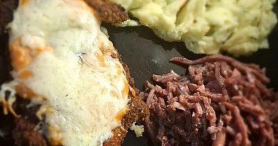 Kiaulienos sprandinės kepsnys su sūriu, keptas orkaitėje