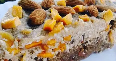 Skanėstas su džiovintais mangais (nekeptas tortas)