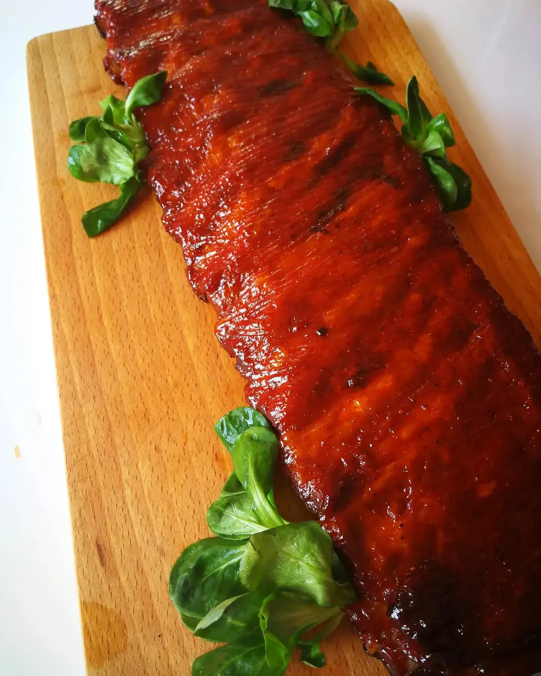 Šonkauliukai kepti folijoje, kamado tipo kepsninėje