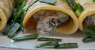 Skanūs keto blyneliai su tunu ir žaliuoju agurku