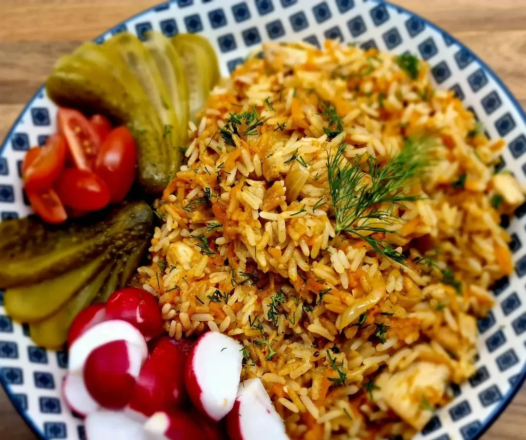 Ryžių plovas su kiauliena, garstyčiomis ir pomidorų padažu, keptas orkaitėje