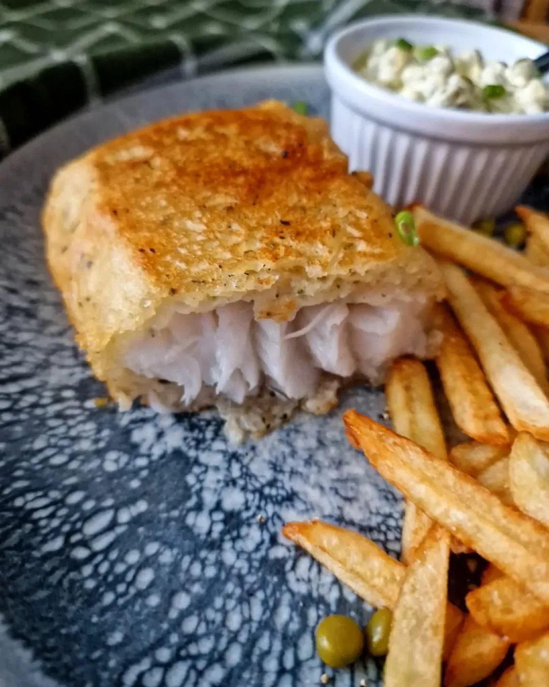 Fish&chips arba menkė traškioje tešloje ir gruzdintos bulvytės, karšto oro gruzdintuvėje