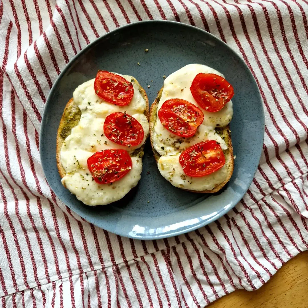 Karšti sumuštiniai su mocarela, pesto padažu ir vyšniniais pomidorais