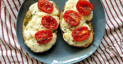 Karšti sumuštiniai su mocarela, pesto padažu ir vyšniniais pomidorais