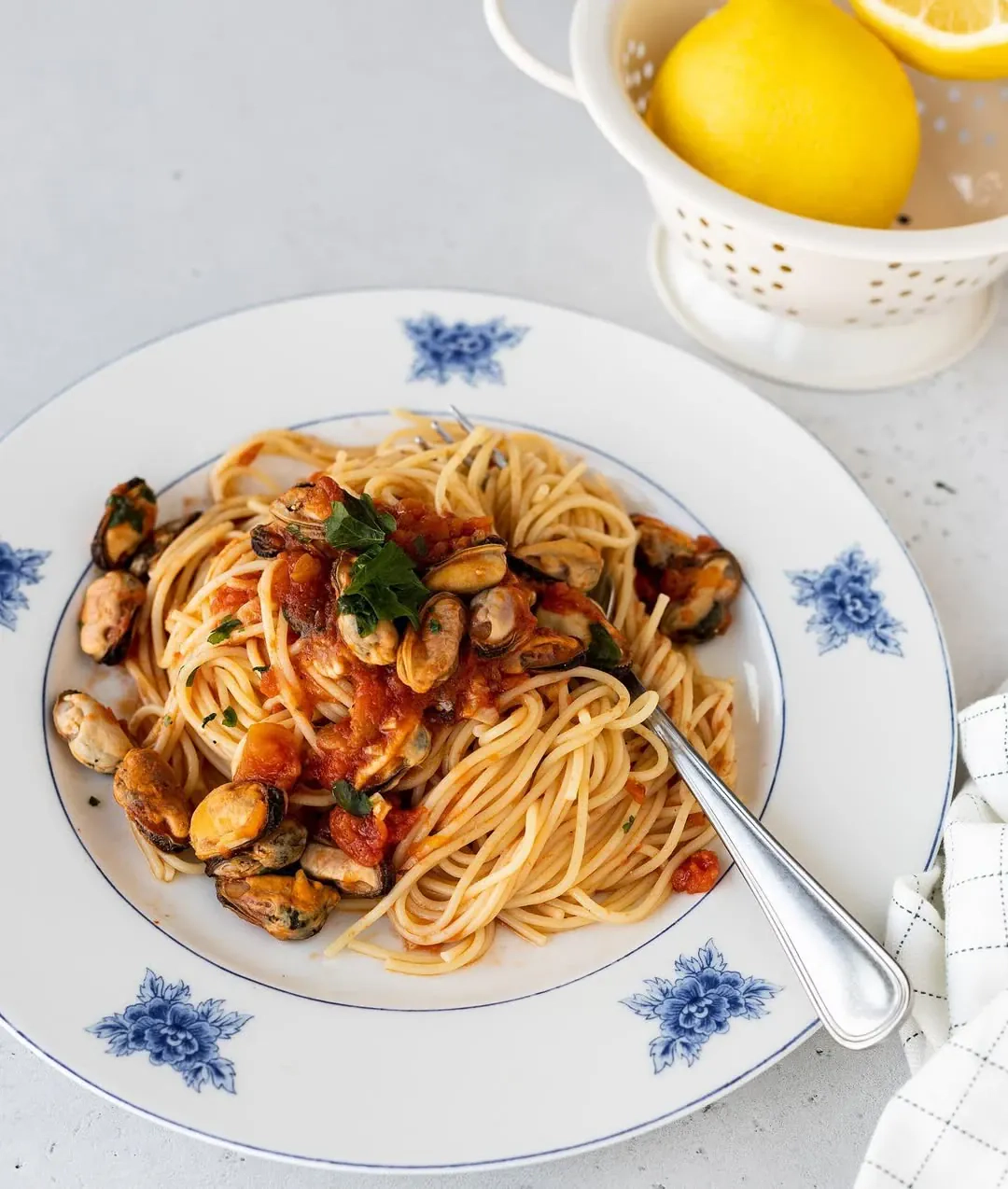 Spageti makaronai su midijomis, grietinėle ir vynu