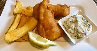 Fish Chips - kepta žuvis traškioje tešloje su mineraliniu pagal Beatą