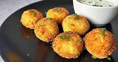 Cukinijų ir fetos sūrio spurgos