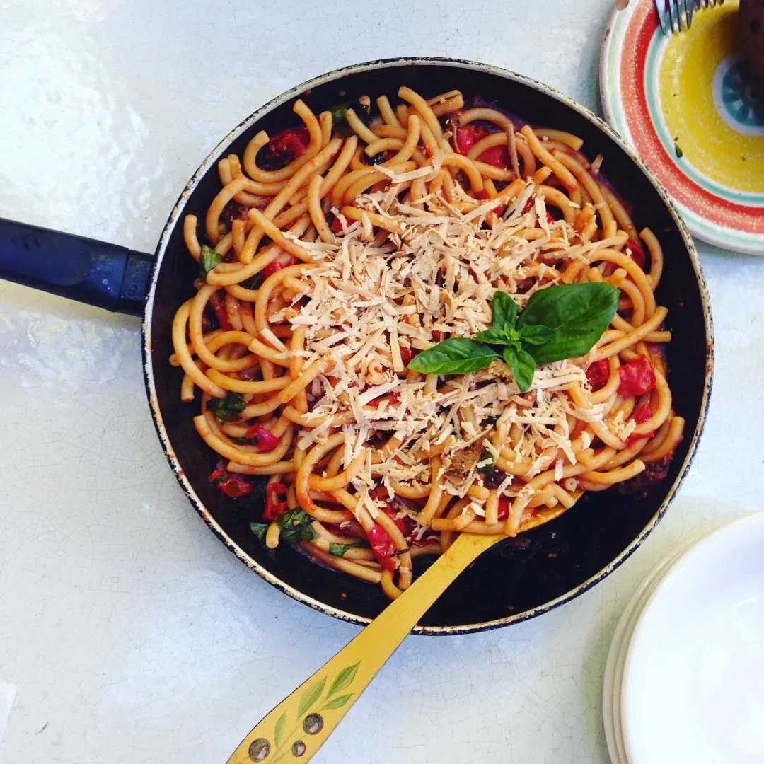 Makaronai su rūkytais lašinukais ir pomidorų pasta