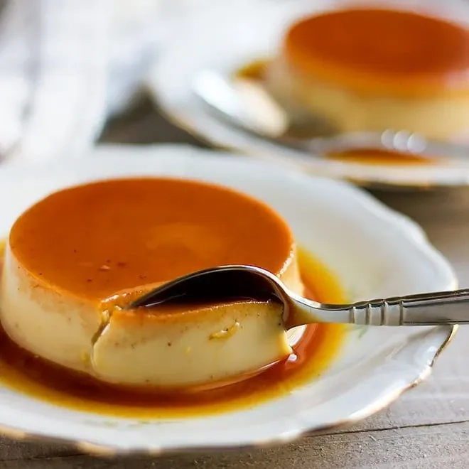 Ispaniškas desertas "Flan" su karamele
