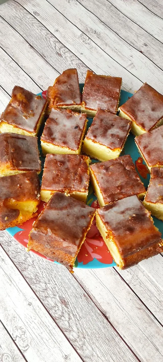 Minkštas citrininis pyragas su lydyto varškės sūrelio glajumi