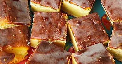 Minkštas citrininis pyragas su lydyto varškės sūrelio glajumi