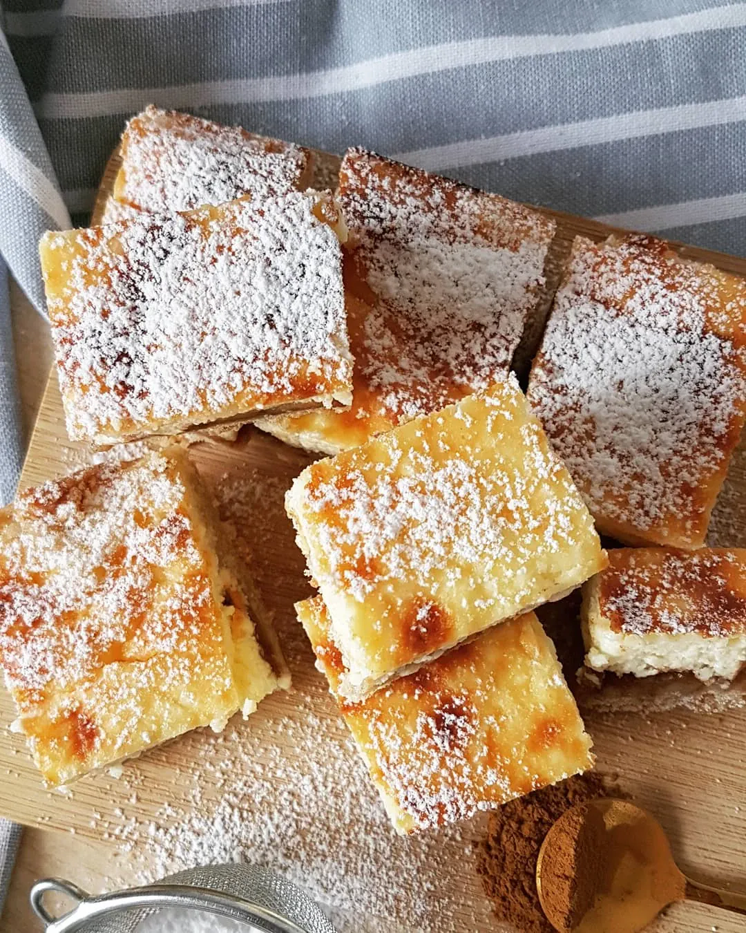 Trupininis varškės pyragas su obuoliais
