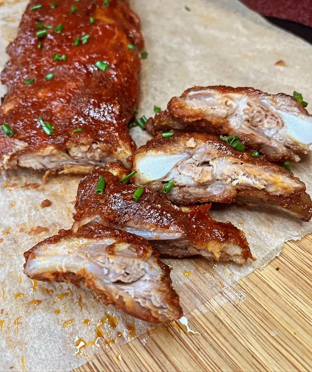 Apvirti ir orkaitėje kepti veršienos šonkauliai bbq padaže