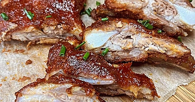 Apvirti ir orkaitėje kepti veršienos šonkauliai bbq padaže