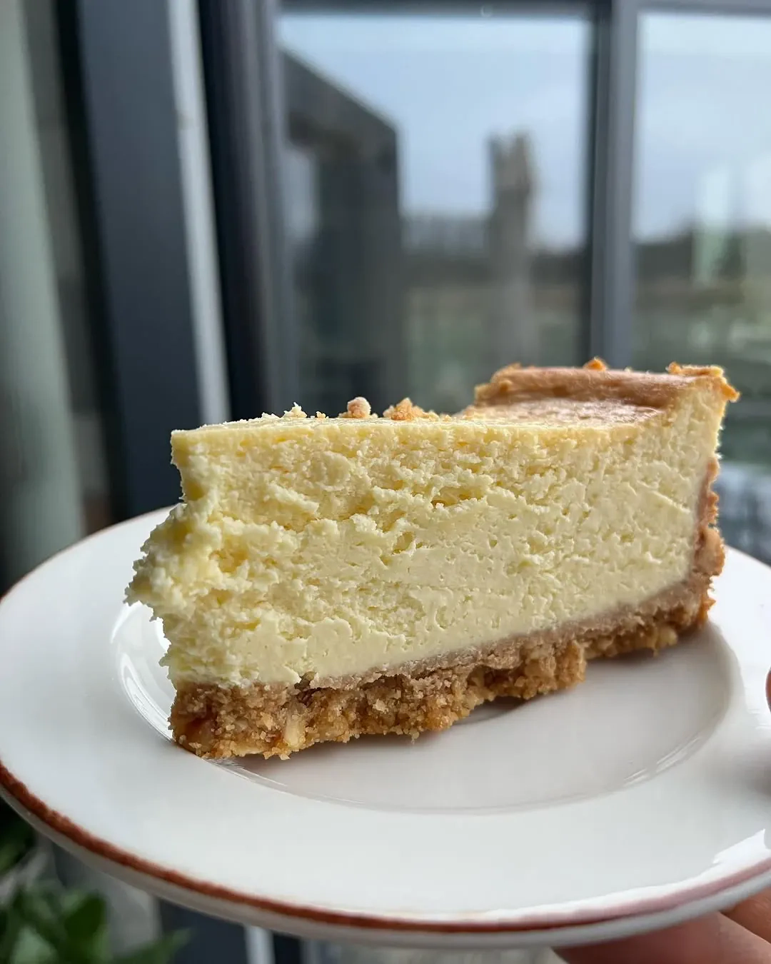 Greitai pagaminamas nekeptas maskarponės sūrio tortas su sausainių pagrindu