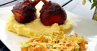 Chicken lollipop - rūkytos vištienos blauzdelės bbq padaže, kamado grilyje