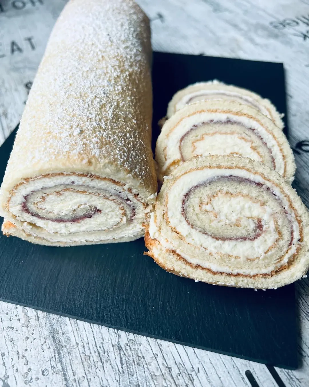 Saldus vyniotinis su grietininiu-citrininiu kremu