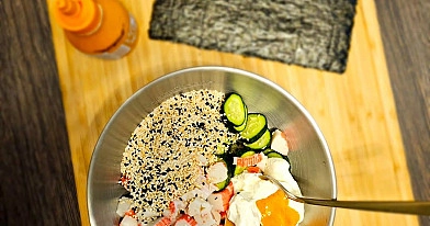 Sushi stiliaus "logano" salotos su krabų lazdelėmis ir avokadu🥢