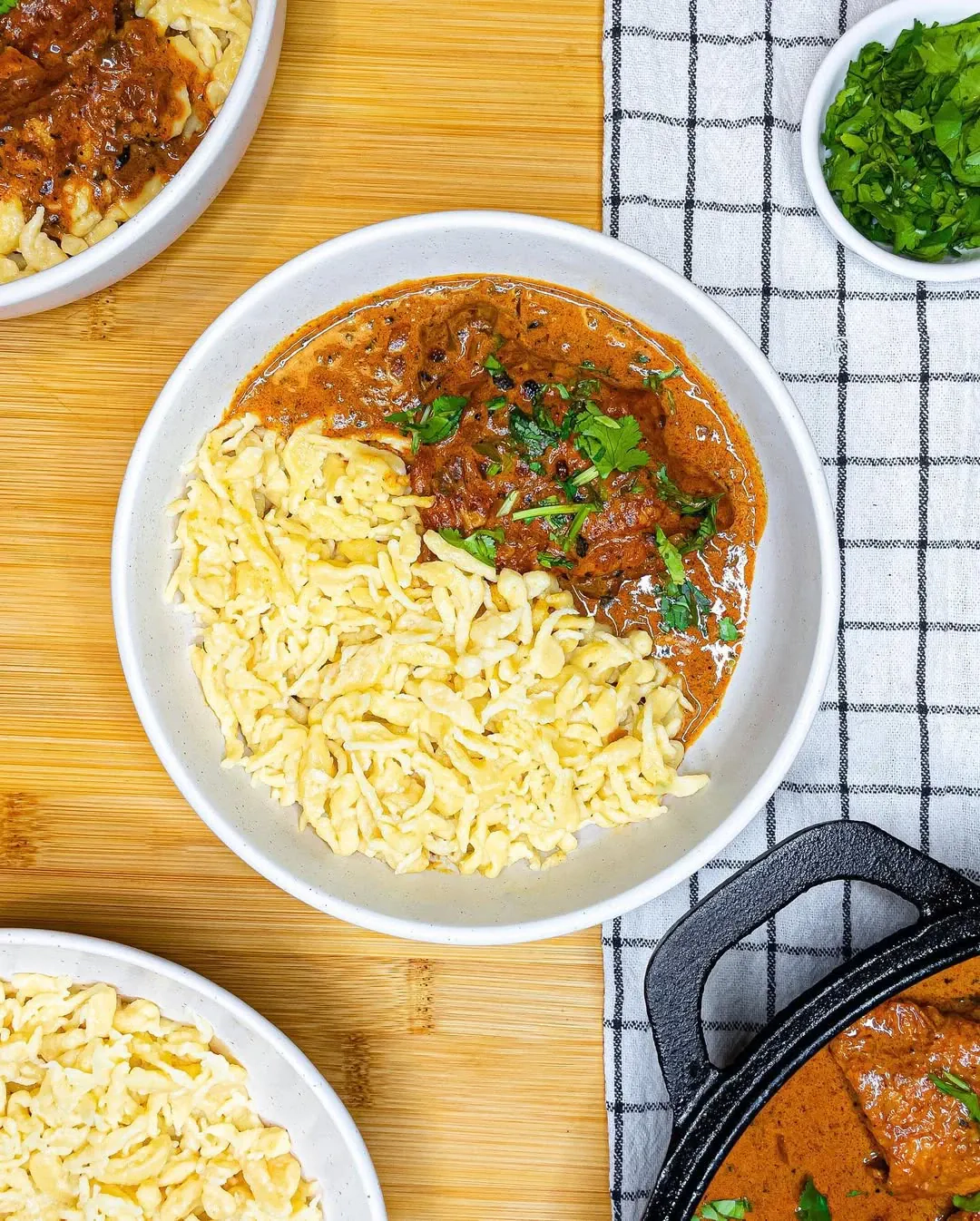 Vengriškas "Chicken Paprikash" - vištienos troškinys su svogūnais, paprikomis ir grietine