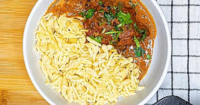 Vengriškas "Chicken Paprikash" - vištienos troškinys su svogūnais, paprikomis ir grietine