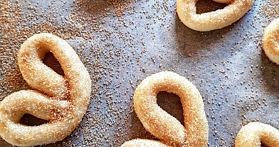 Cukruoti naminiai riestainiai su kondensuotu pienu