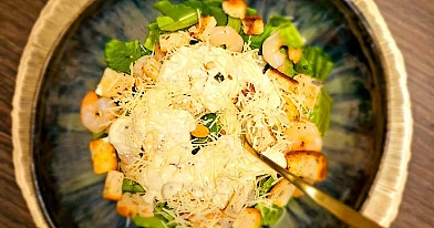 Cezario salotos su krevetėmis, skrebučiais ir parmezano sūriu