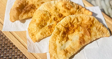 Minkštos varškinės tešlos čeburekai su vištienos įdaru