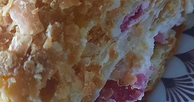 Tinginių napoleonas su kondensuotu pienu ir spanguolėmis (arba uogiene) greitai