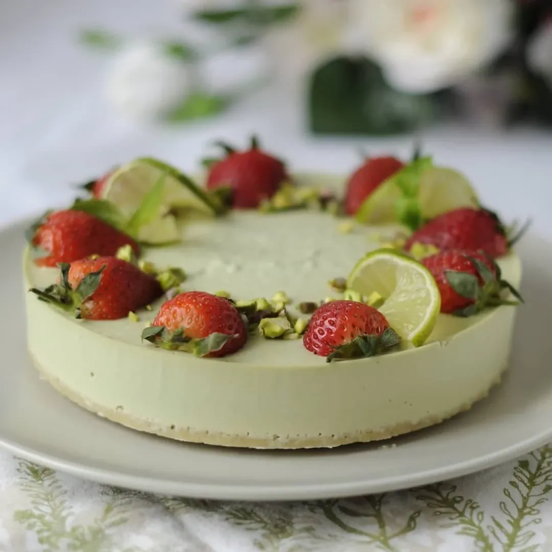 Nekeptas žalias sūrio tortas su maskarpone ir sausainių pagrindu