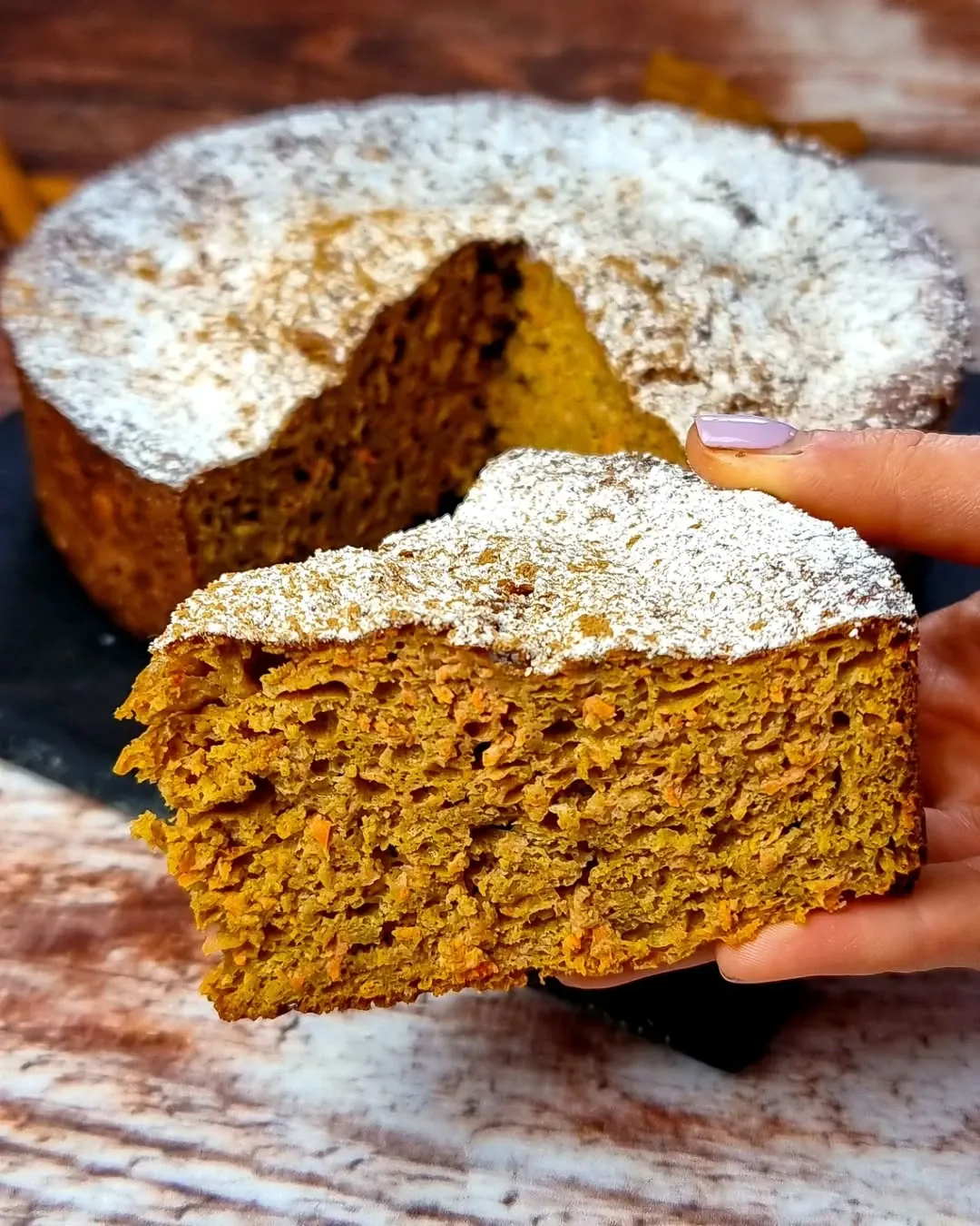Burnoje tirpstantis saldus morkų pyragas su sviestu