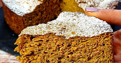 Burnoje tirpstantis saldus morkų pyragas su sviestu