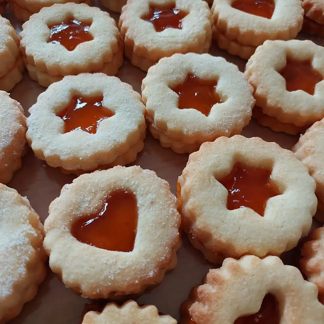 Sausainiai su uogiene ("Linzer Cookies")