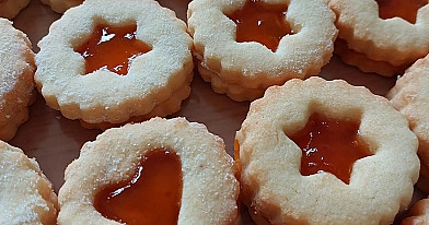Sausainiai su uogiene ("Linzer Cookies")