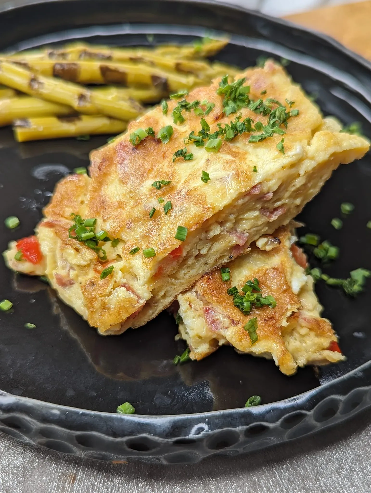Keptuvėje keptas sotus omletas su kiaulienos šonine, daržovėmis ir sūriu