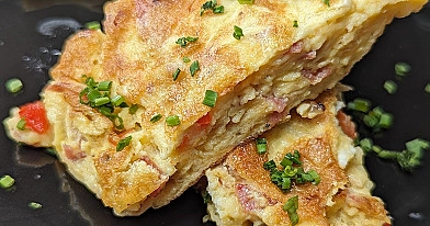 Keptuvėje keptas sotus omletas su kiaulienos šonine, daržovėmis ir sūriu