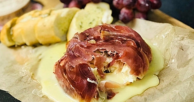 Keptas Camembert sūris suvyniotas į "Prosciutto" kumpio juosteles