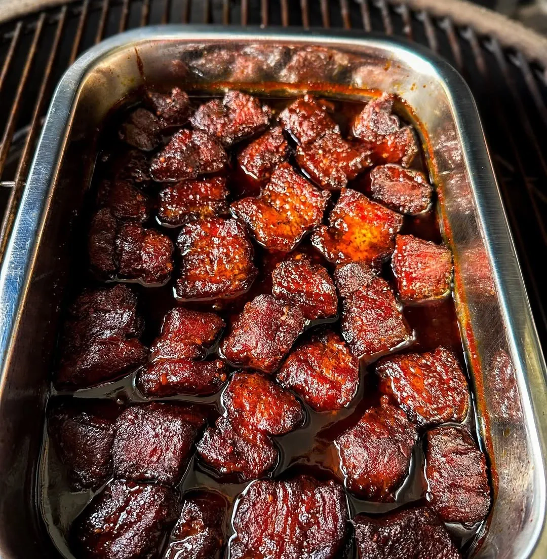 Pork belly burnt ends - šoninės kubeliai kepti kamado tipo grilyje