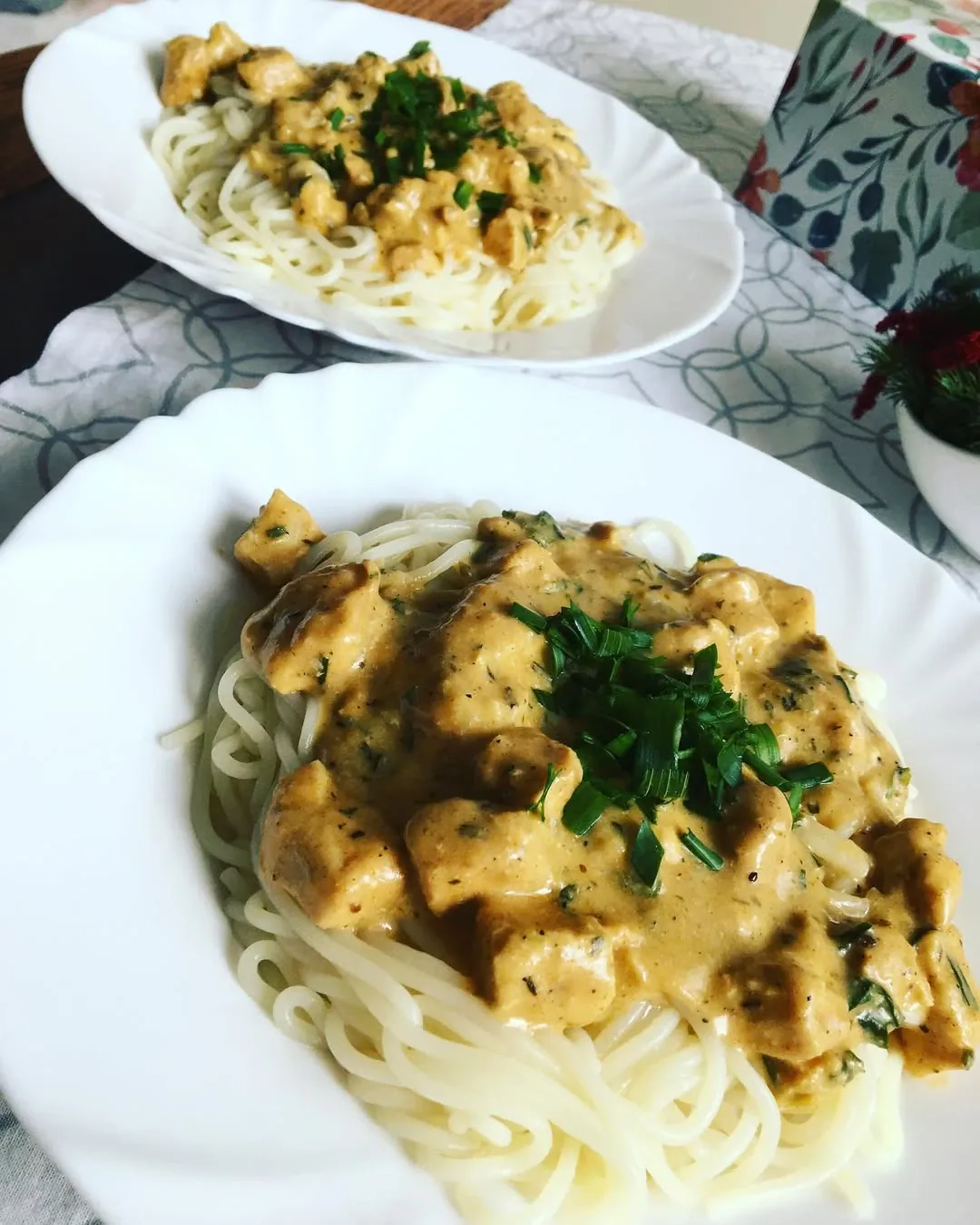 Makaronai - spaghetti su vištiena ir pievagrybiais grietinėlėje