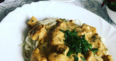Makaronai - spaghetti su vištiena ir pievagrybiais grietinėlėje