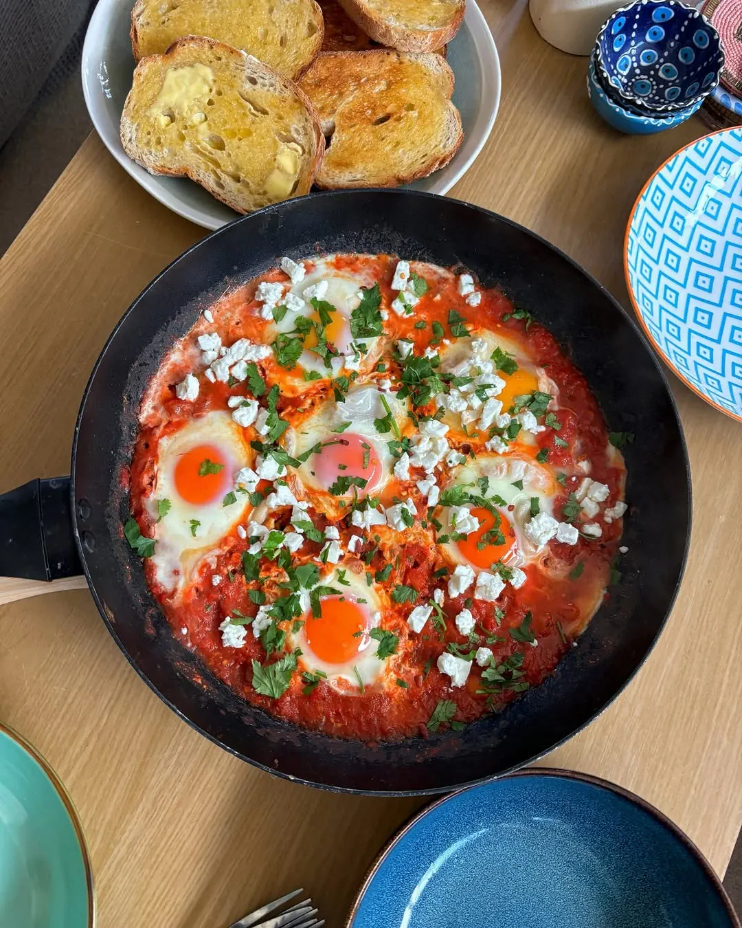 Šakšuka - kepti kiaušiniai su konservuotais pomidorais ir feta