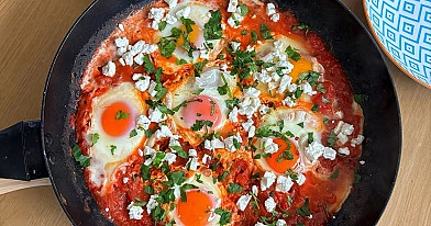 Šakšuka - kepti kiaušiniai su konservuotais pomidorais ir feta
