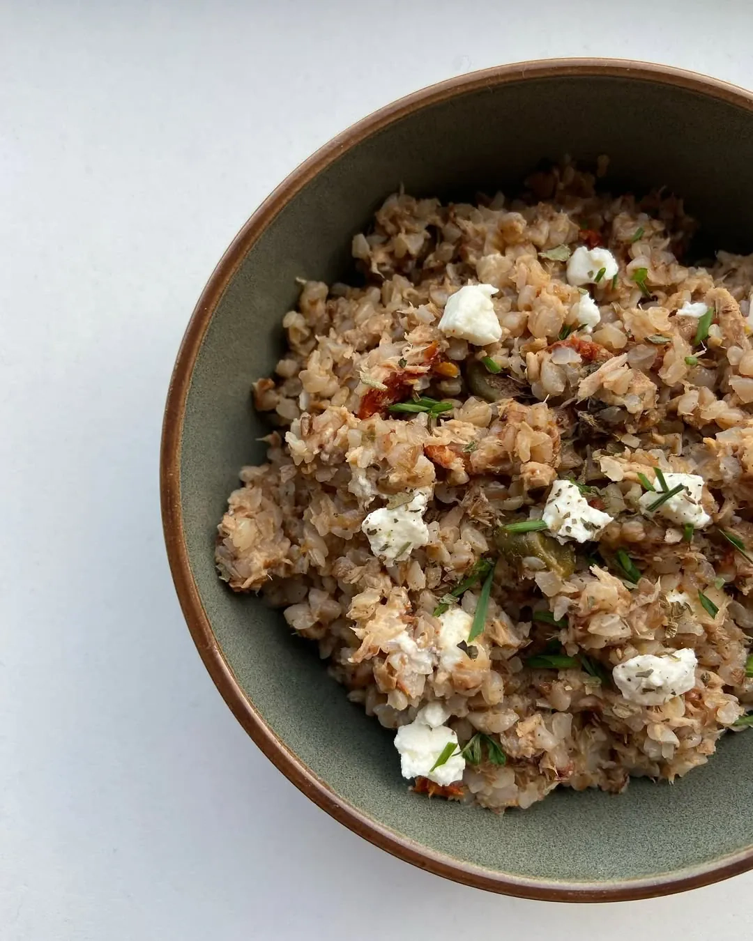 Kepti grikiai su tunu, saulėje džiovintais pomidorais ir feta