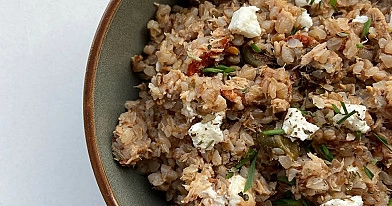Kepti grikiai su tunu, saulėje džiovintais pomidorais ir feta
