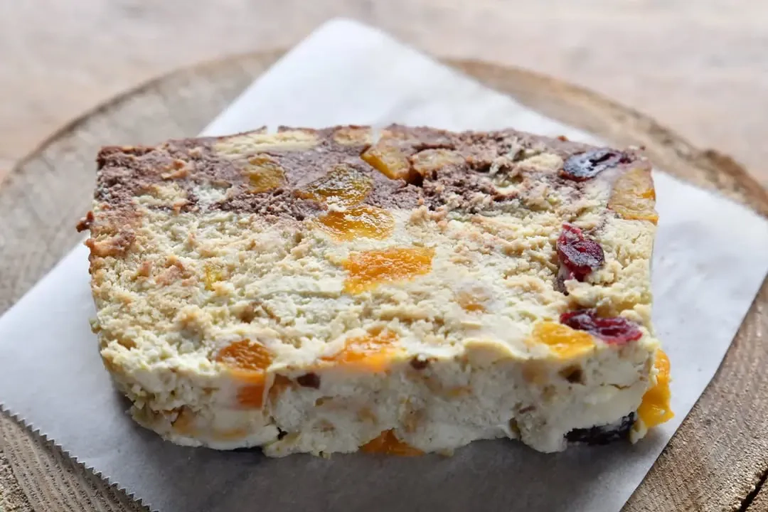 Marmurinis tofu varškės tinginys su džiovintais vaisiais ir kokosų pienu