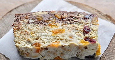 Marmurinis tofu varškės tinginys su džiovintais vaisiais ir kokosų pienu