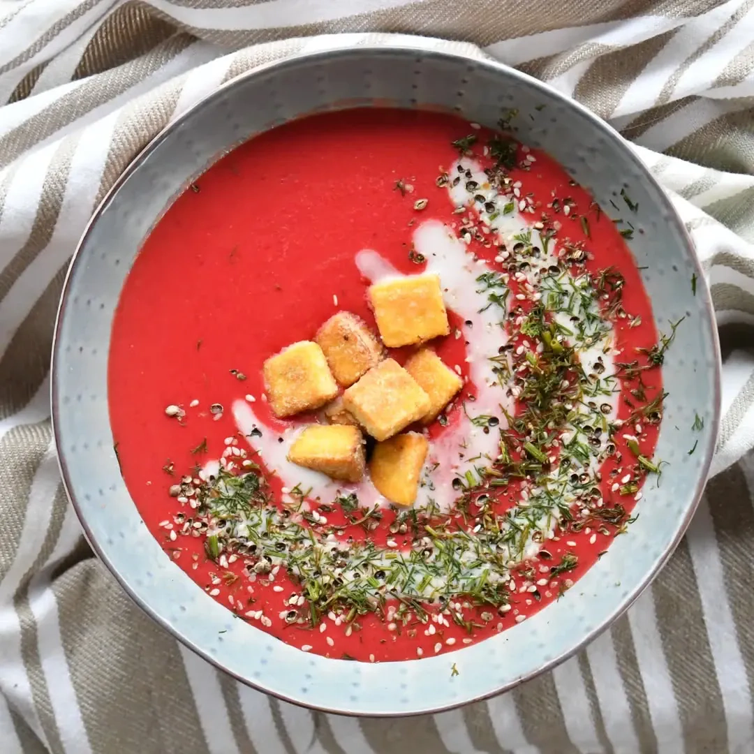 Kreminė veganiška burokėlių sriuba su greipfrutų sultimis ir traškiu tofu
